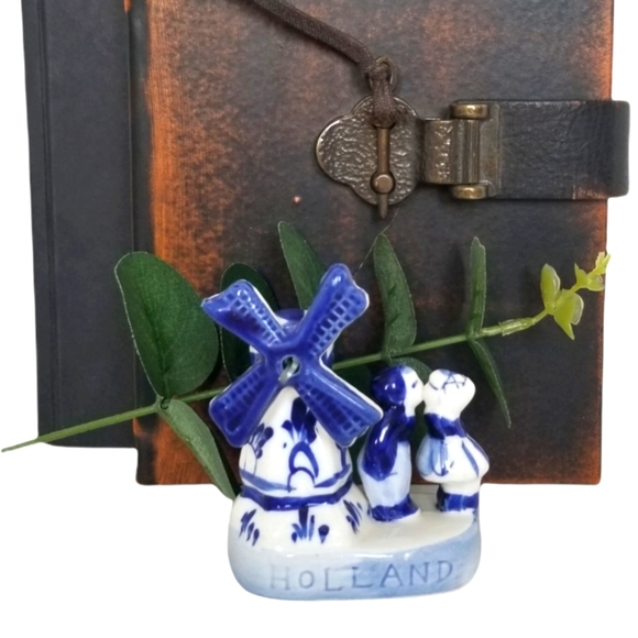 Vintage Handpainted Delft Holland Kissing Boy & Girl Blue/White Windmill Figure - Picture 1 of 7